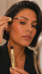 Le soin doux adapté, pour un nettoyage en profondeur de tes sourcils sans les agresser